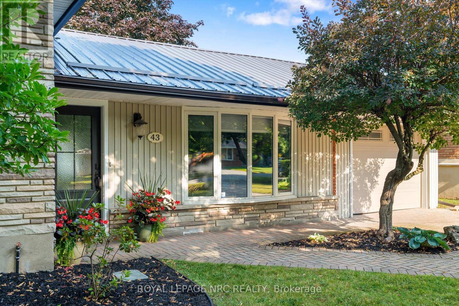 43 Howard Avenue, St. Catharines (Lakeport), Ontario L2N 3W8 - Photo 4 - X13643288