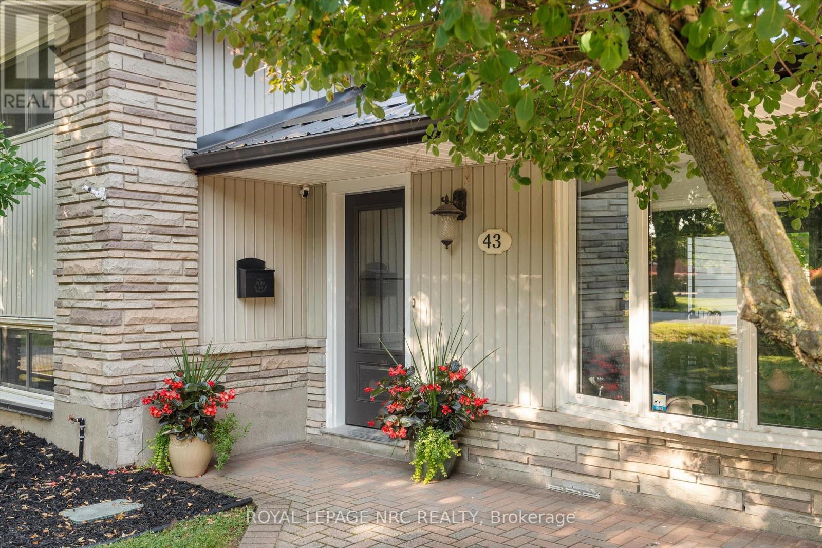 43 Howard Avenue, St. Catharines (Lakeport), Ontario L2N 3W8 - Photo 5 - X13643288