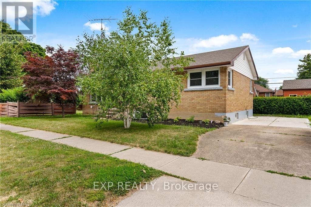 92 Margery Avenue, St. Catharines, Ontario  L2R 6K1 - Photo 2 - X13643316