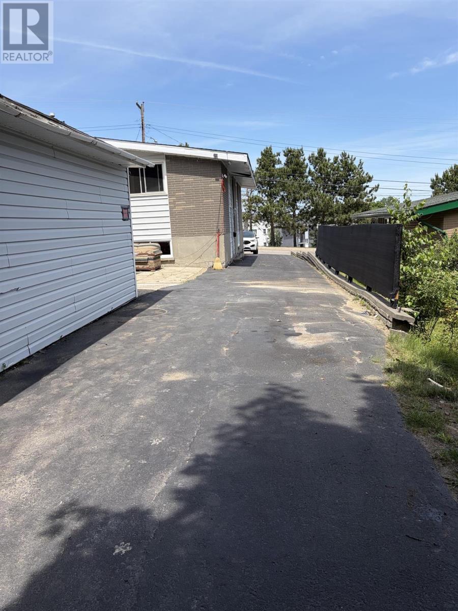 77 Hillside Dr S, Elliot Lake, Ontario  P5A 1M8 - Photo 40 - SM261741