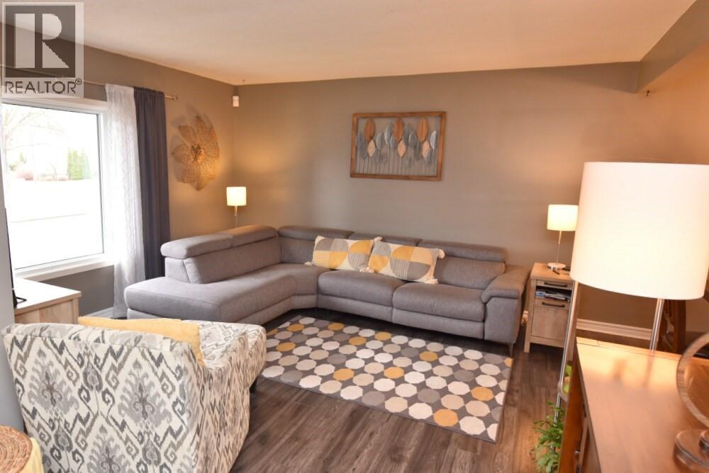 830 Champlain ROAD Sarnia Ontario Canada N7V2E8 4
