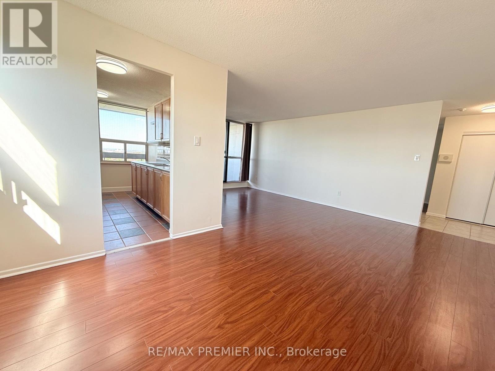 1011 - 15 Kensington Road, Brampton, Ontario  L6T 3W2 - Photo 6 - W13643486
