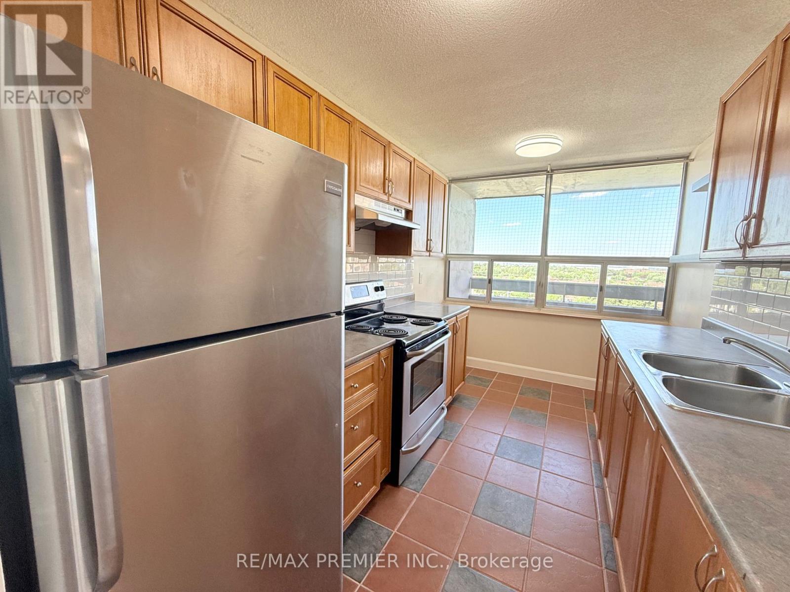 1011 - 15 Kensington Road, Brampton, Ontario  L6T 3W2 - Photo 7 - W13643486
