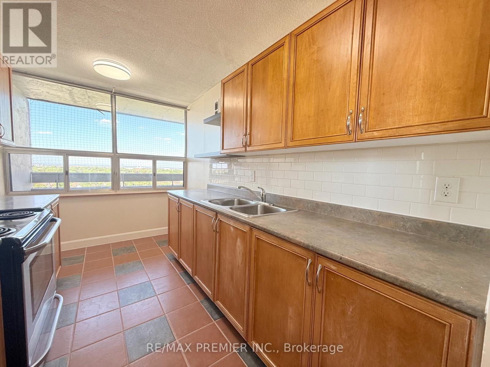 1011 - 15 Kensington Road, Brampton, Ontario  L6T 3W2 - Photo 8 - W13643486