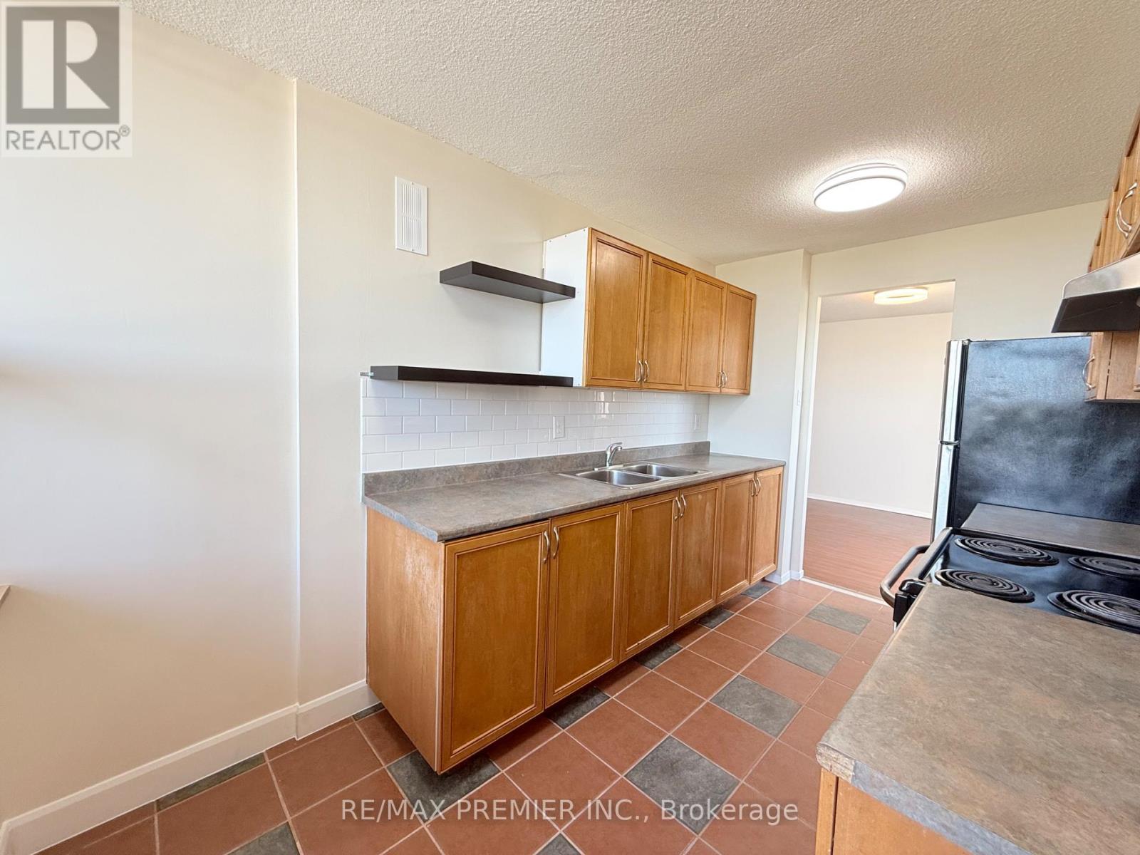 1011 - 15 KENSINGTON ROAD