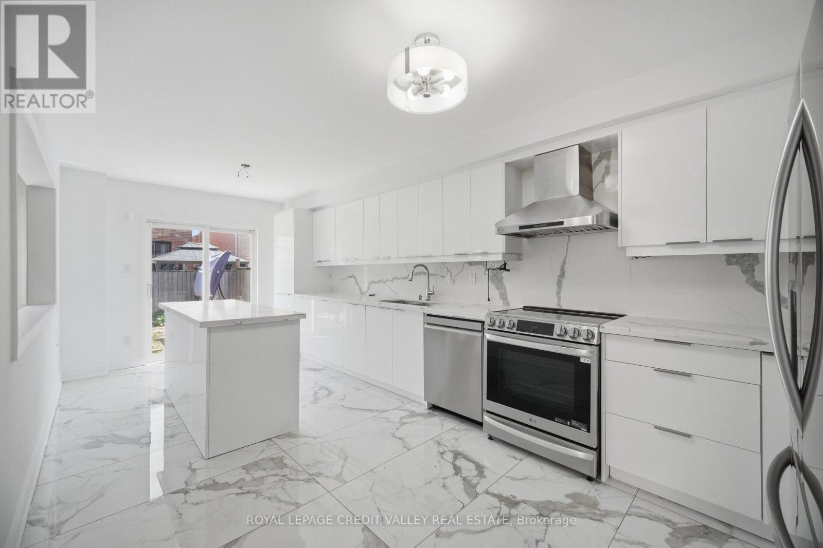 23 Capistro Street, Brampton, Ontario  L7A 3J2 - Photo 12 - W13610252