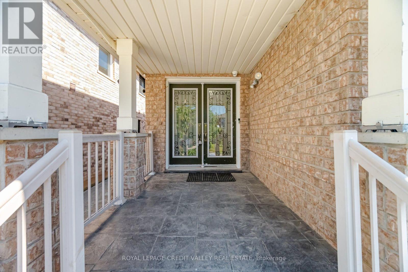23 Capistro Street, Brampton, Ontario  L7A 3J2 - Photo 5 - W13610252