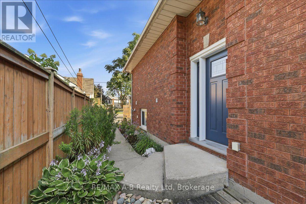 15 Railway Street, Stratford, Ontario  N5A 2H8 - Photo 10 - X13638120