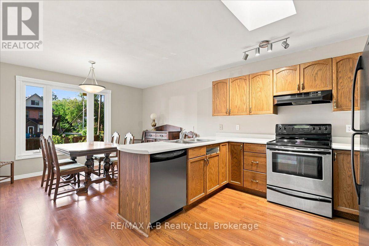 15 Railway Street, Stratford, Ontario  N5A 2H8 - Photo 12 - X13638120