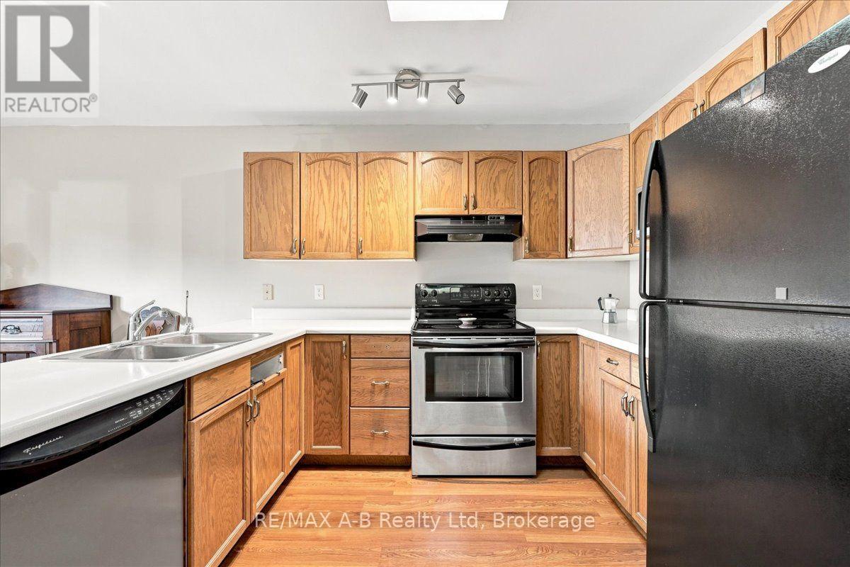 15 Railway Street, Stratford, Ontario  N5A 2H8 - Photo 13 - X13638120