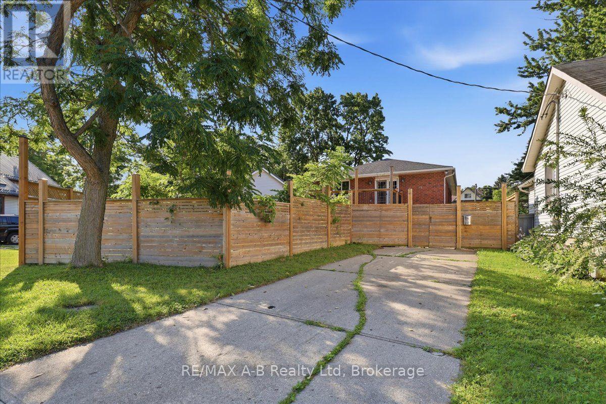 15 Railway Street, Stratford, Ontario  N5A 2H8 - Photo 3 - X13638120