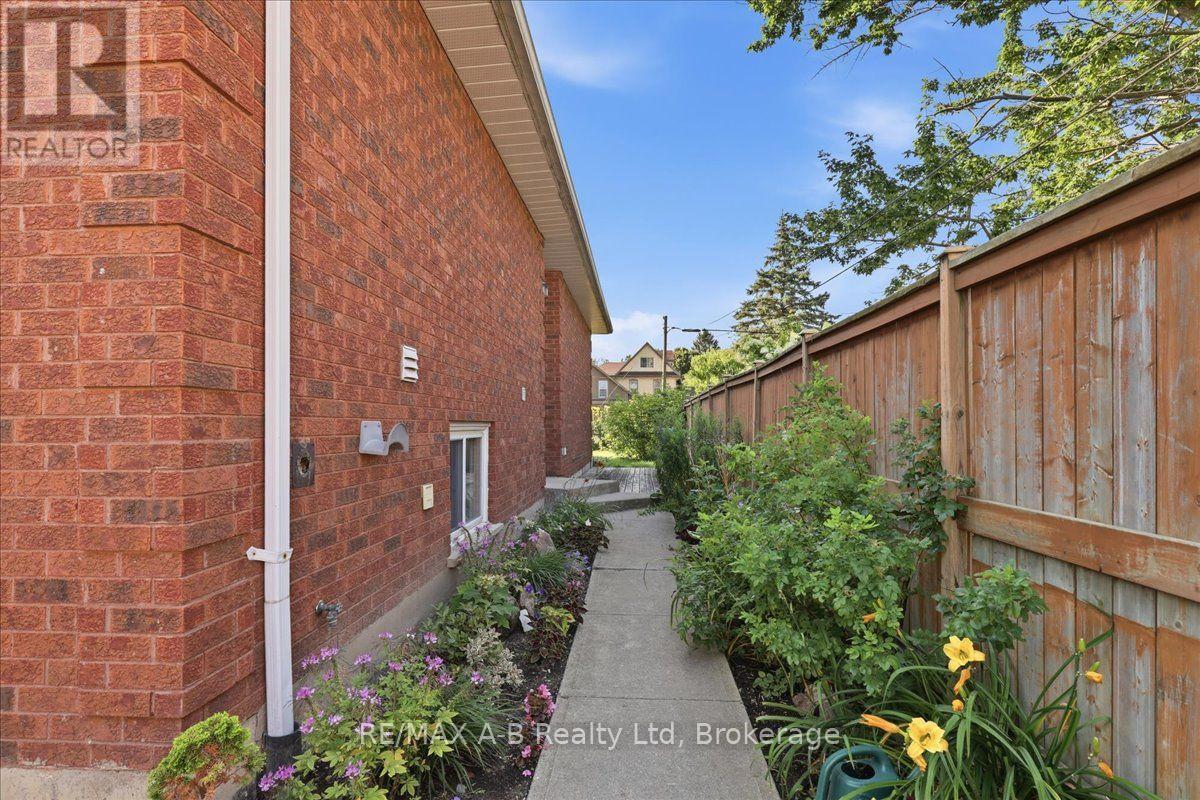 15 Railway Street, Stratford, Ontario  N5A 2H8 - Photo 9 - X13638120