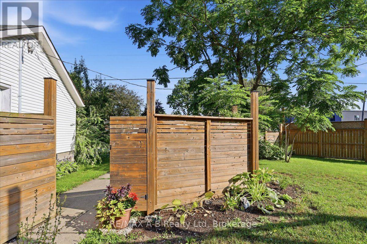 15 Railway Street, Stratford, Ontario  N5A 2H8 - Photo 8 - X13638120