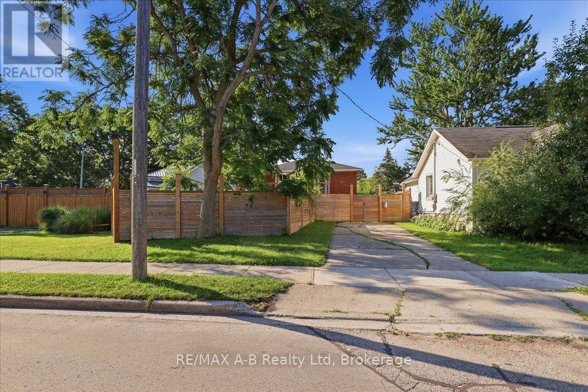 15 Railway Street, Stratford, Ontario  N5A 2H8 - Photo 5 - X13638120
