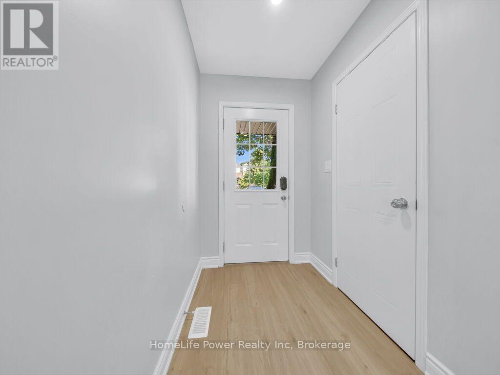 39 Reistview Street, Kitchener, Ontario  N2E 4H3 - Photo 4 - X13643610
