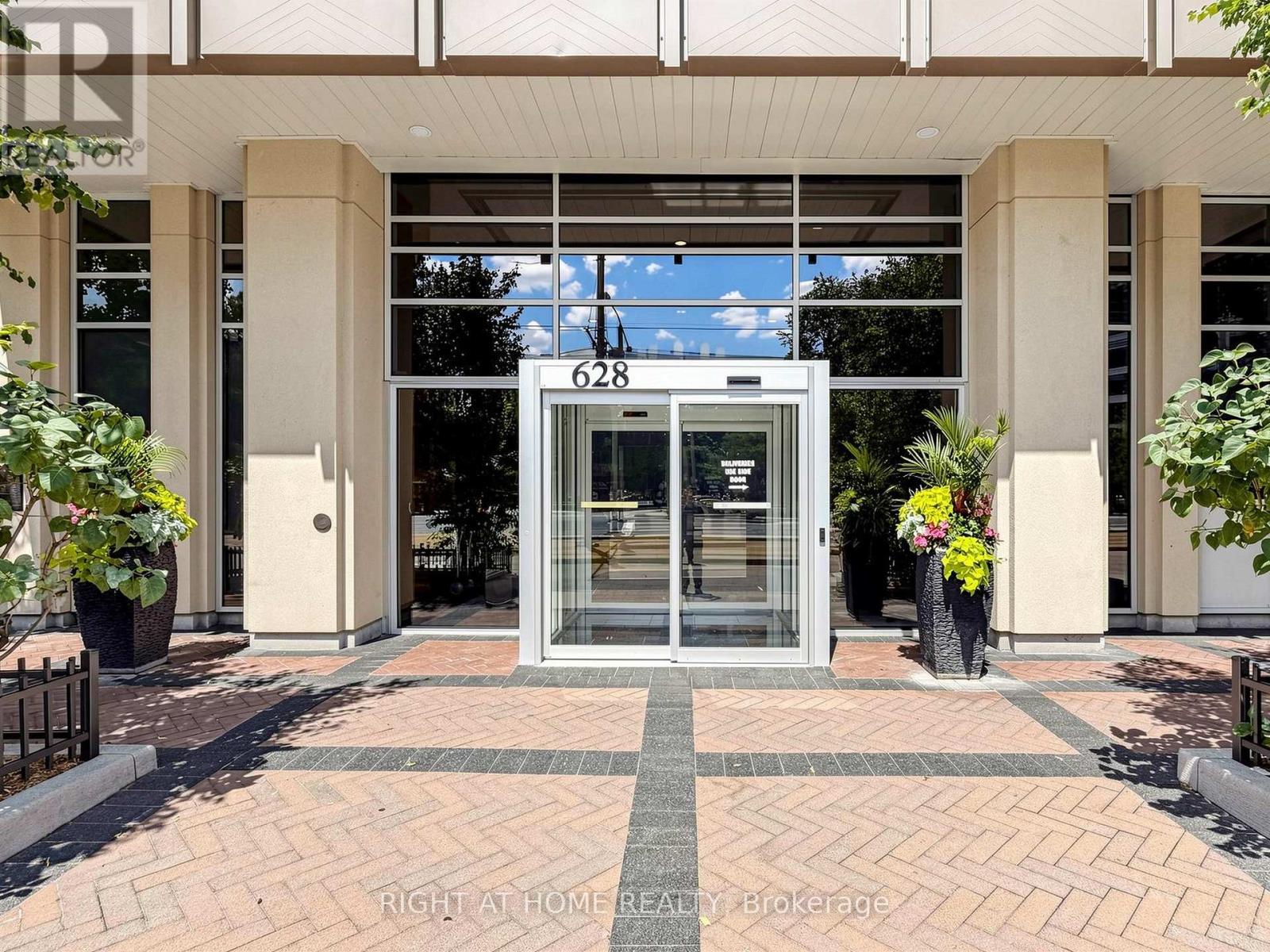 <div class="slider-price">$899,888</div><p>1032 - 628 Fleet Street, Toronto, Ontario</p>