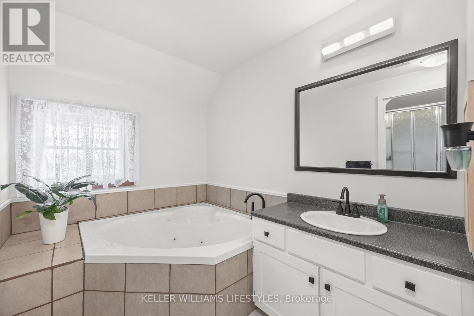 3229 Mcgillivray Drive, North Middlesex, Ontario  N0M 2K0 - Photo 32 - X13643856