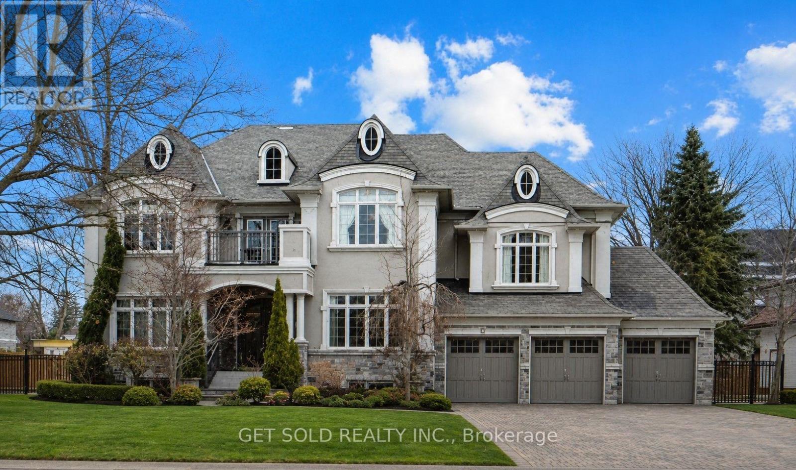 8 THORNHILL AVENUE, Vaughan, Ontario