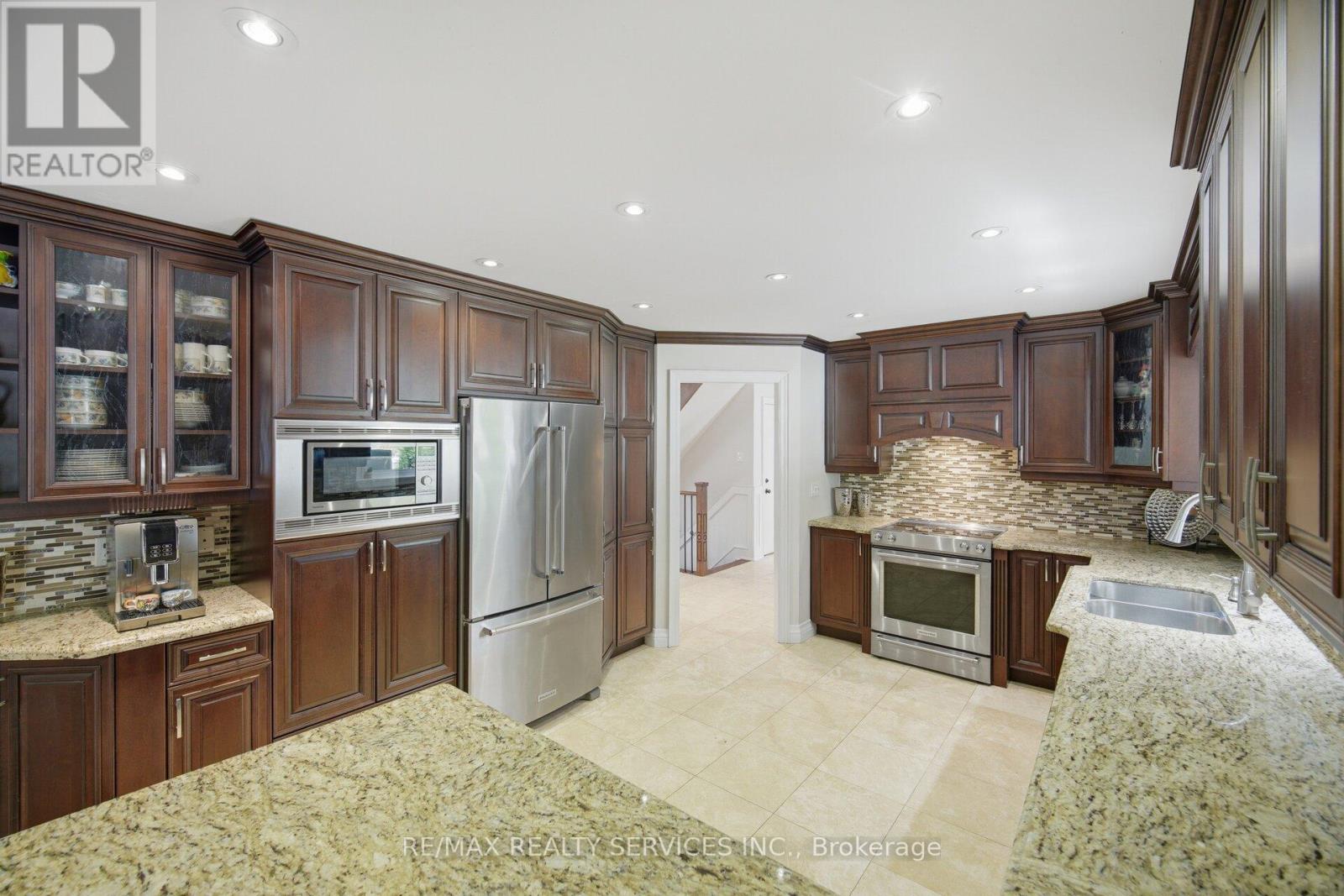 8 Ridgehill Drive, Brampton, Ontario  L6Y 2C4 - Photo 12 - W13643896