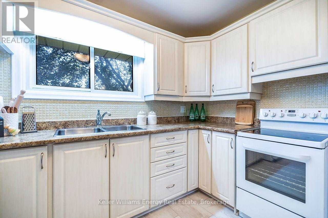 403 Rossmount Avenue, Oshawa, Ontario L1J 3K5 - Photo 7 - E13644238