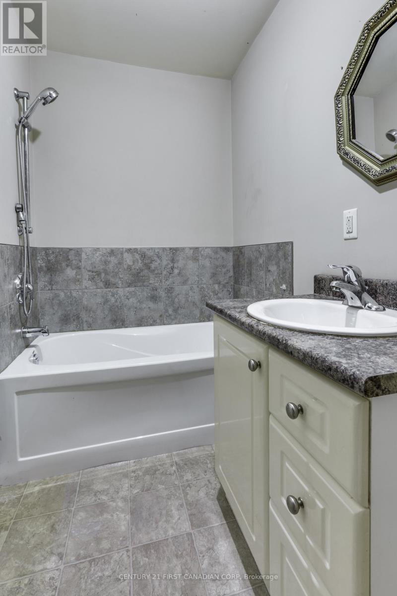 204 Ewart Street, Strathroy-Caradoc, Ontario  N7G 4G6 - Photo 23 - X13644230