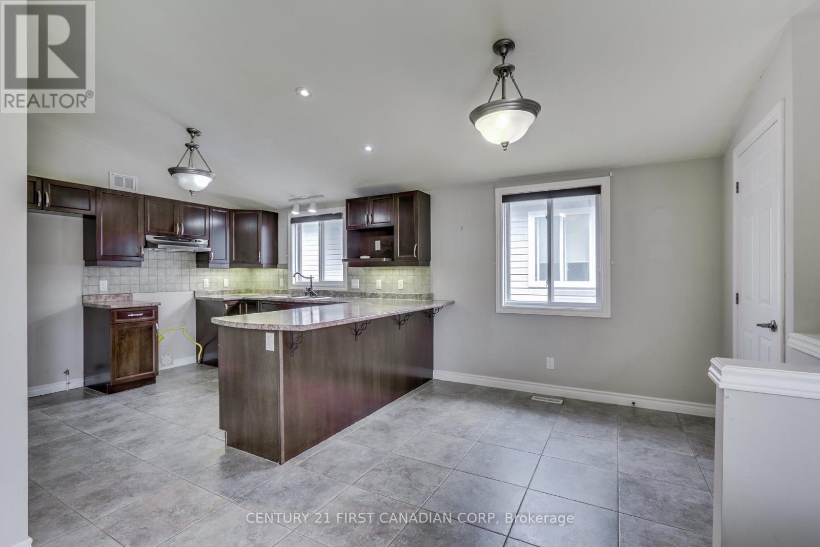 204 Ewart Street, Strathroy-Caradoc, Ontario  N7G 4G6 - Photo 4 - X13644230