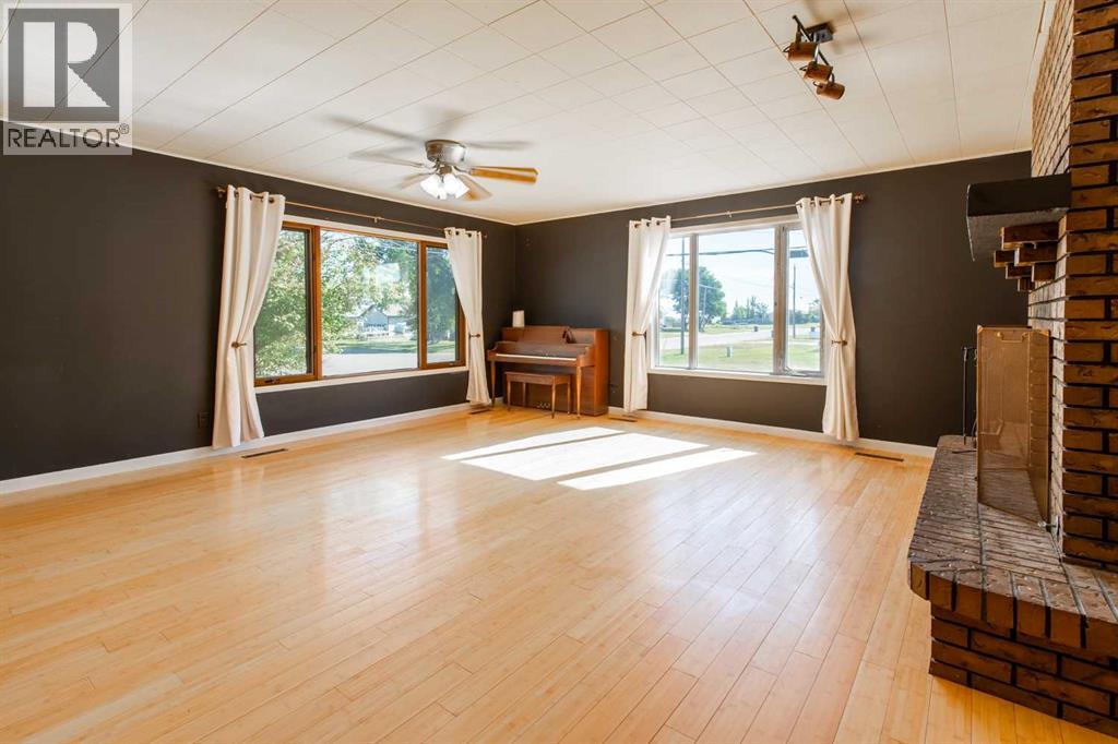 180 E 400 N, Raymond, Alberta  T0K 2S0 - Photo 2 - A2329128