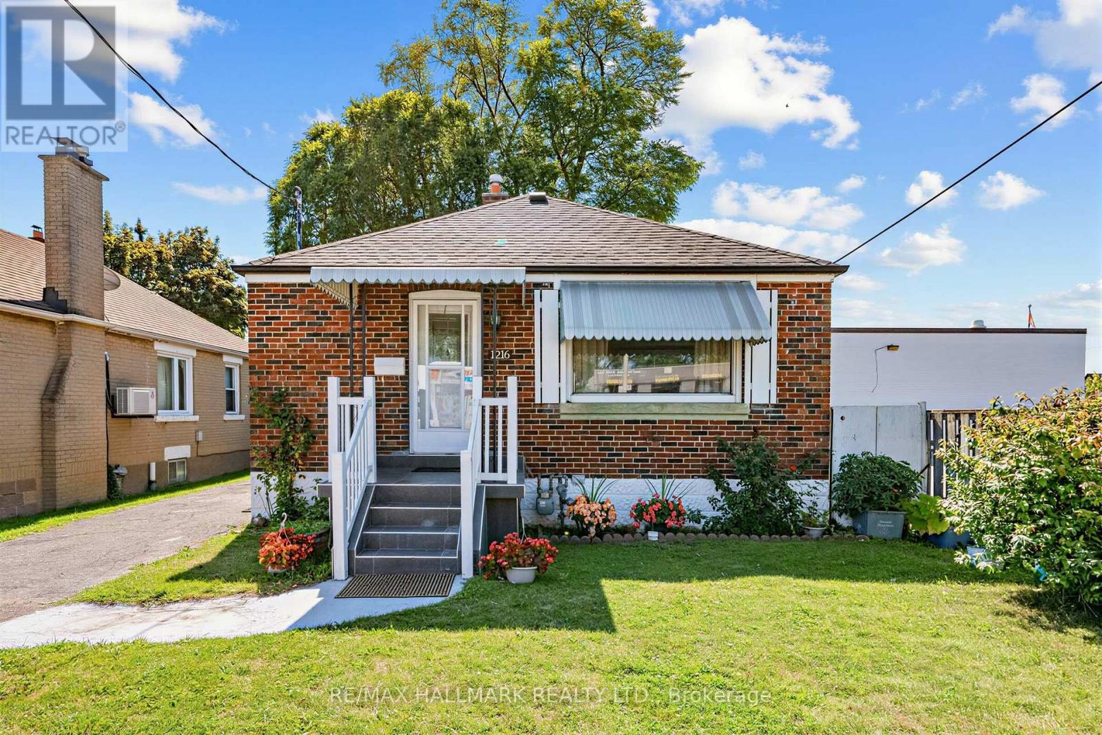 <div class="slider-price">$669,000</div><p>1216 Victoria Park Avenue, Toronto, Ontario</p>
