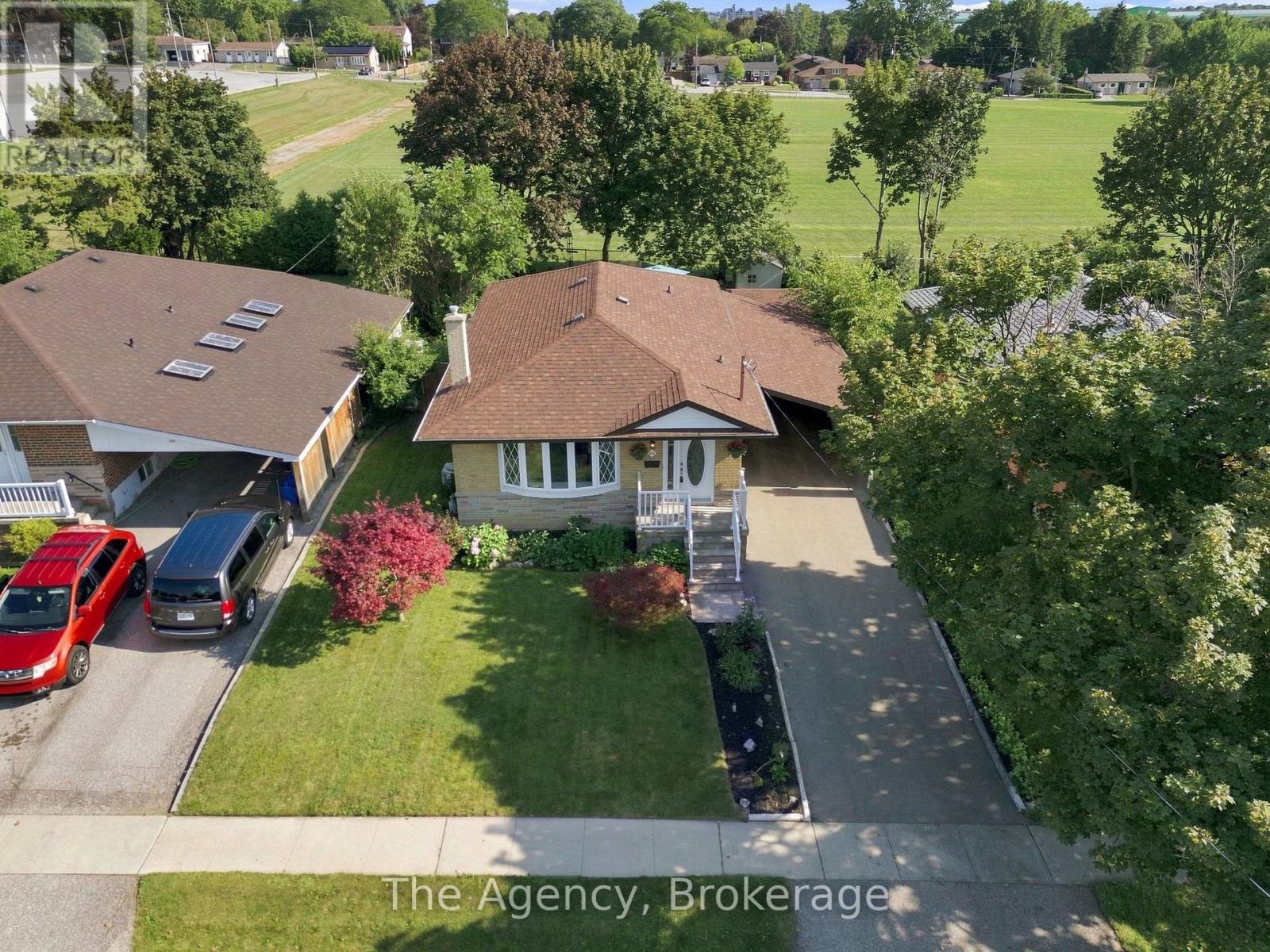 703 Newman Crescent, Whitby, Ontario  L1N 1M7 - Photo 3 - E13644316
