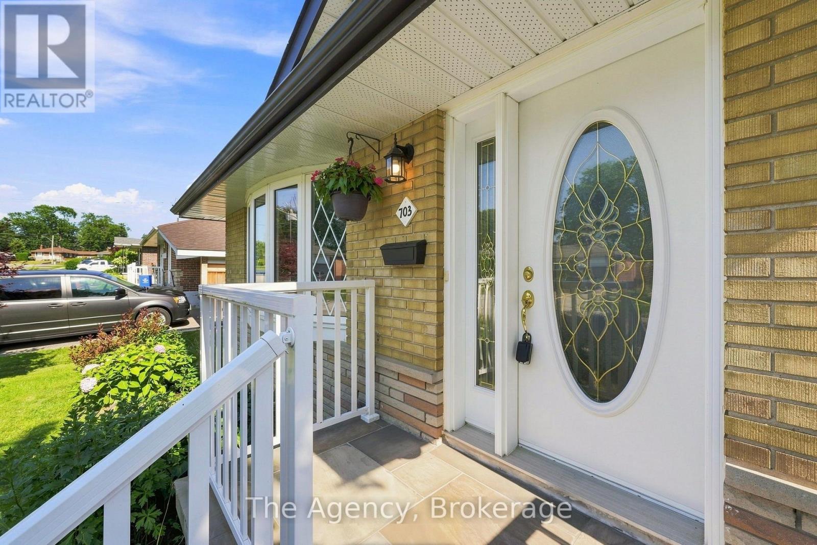 703 Newman Crescent, Whitby, Ontario  L1N 1M7 - Photo 4 - E13644316