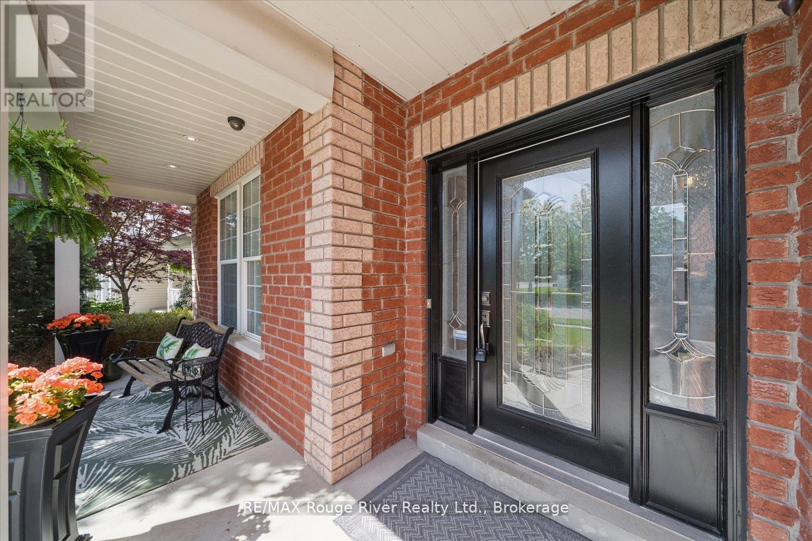 8 Briggs Crescent, Whitby, Ontario  L1M 0H5 - Photo 3 - E13644332