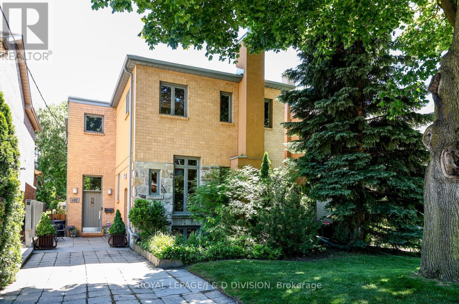 <div class="slider-price">$2,750,000</div><p>181 Rumsey Road, Toronto, Ontario</p>