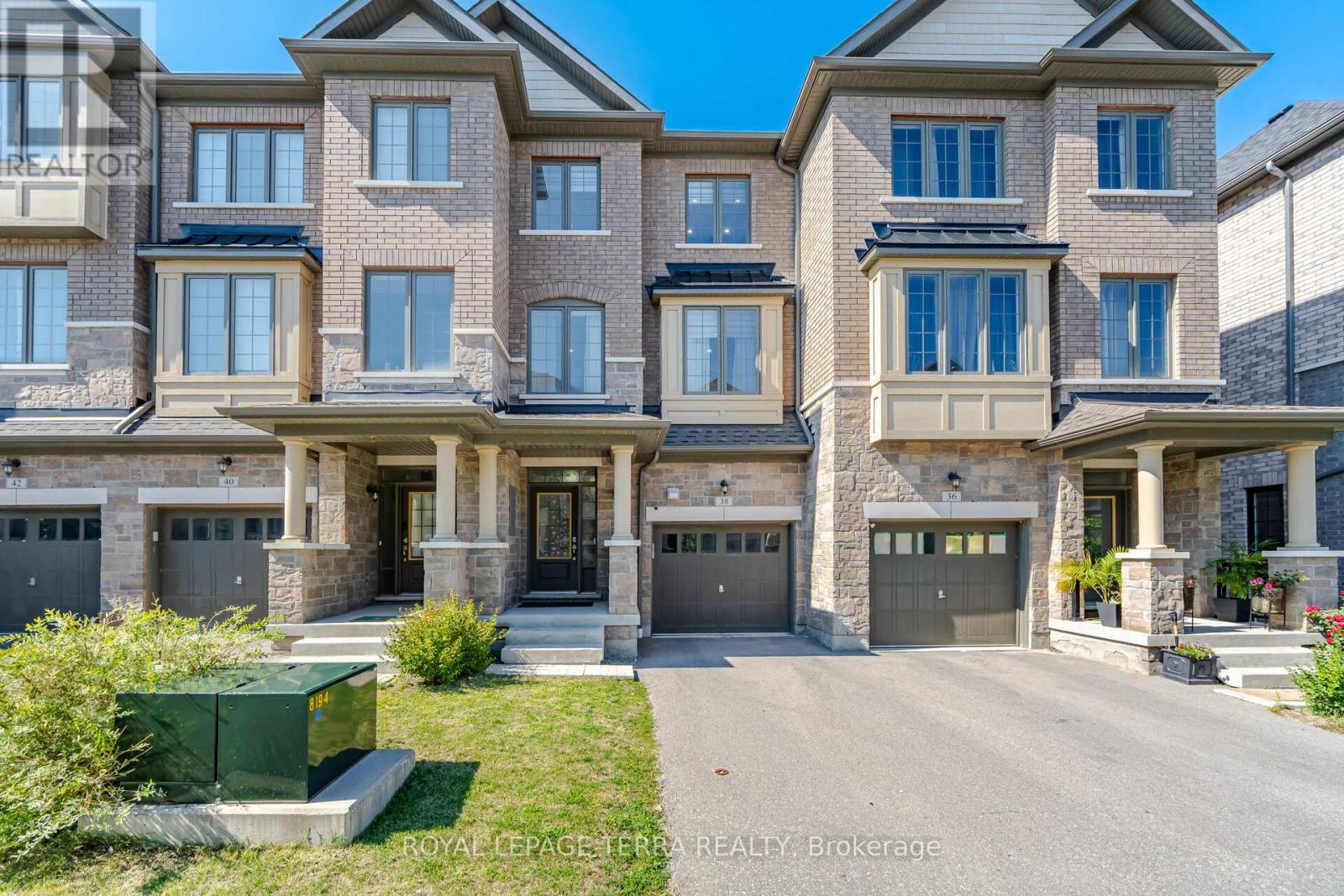 38 Hallmark Way, Whitby, Ontario  L1P 0K2 - Photo 2 - E13644412