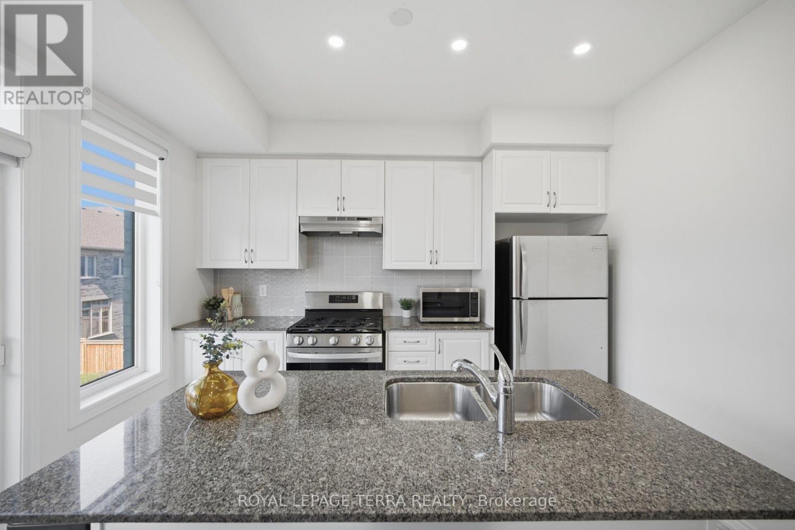 38 Hallmark Way, Whitby, Ontario  L1P 0K2 - Photo 6 - E13644412