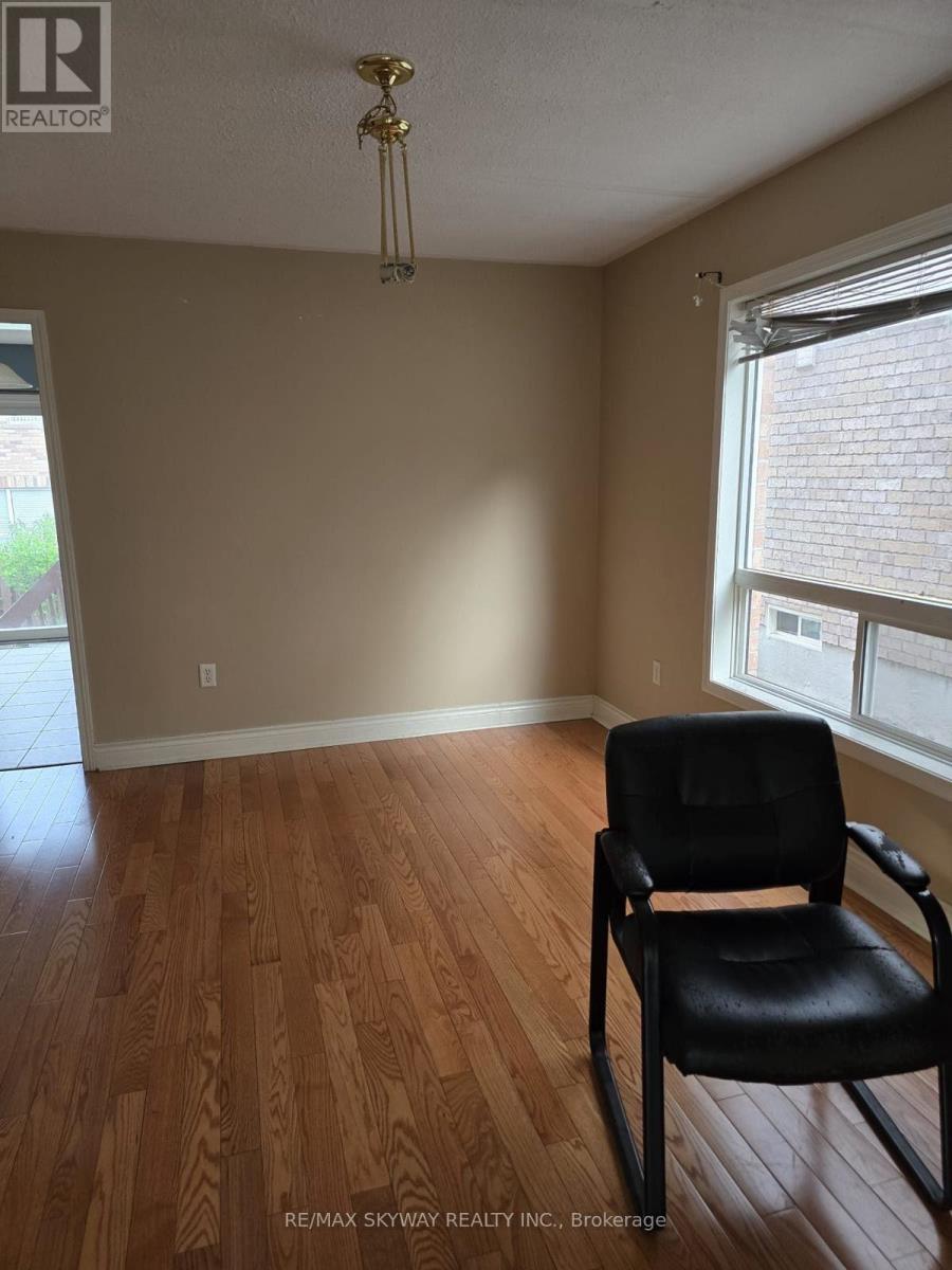18 Long Meadow Road, Brampton, Ontario  L6P 2A2 - Photo 6 - W13644366