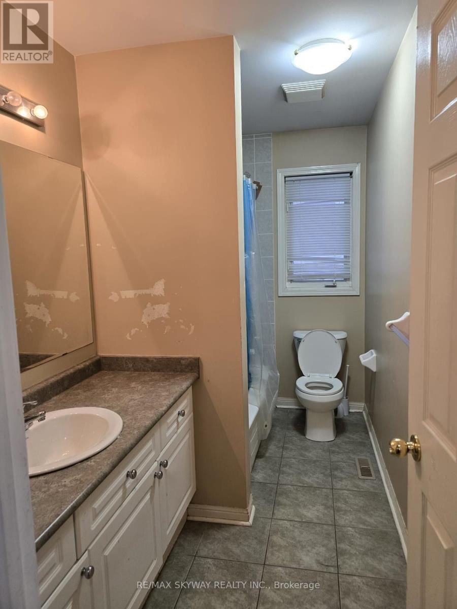 18 Long Meadow Road, Brampton, Ontario  L6P 2A2 - Photo 7 - W13644366