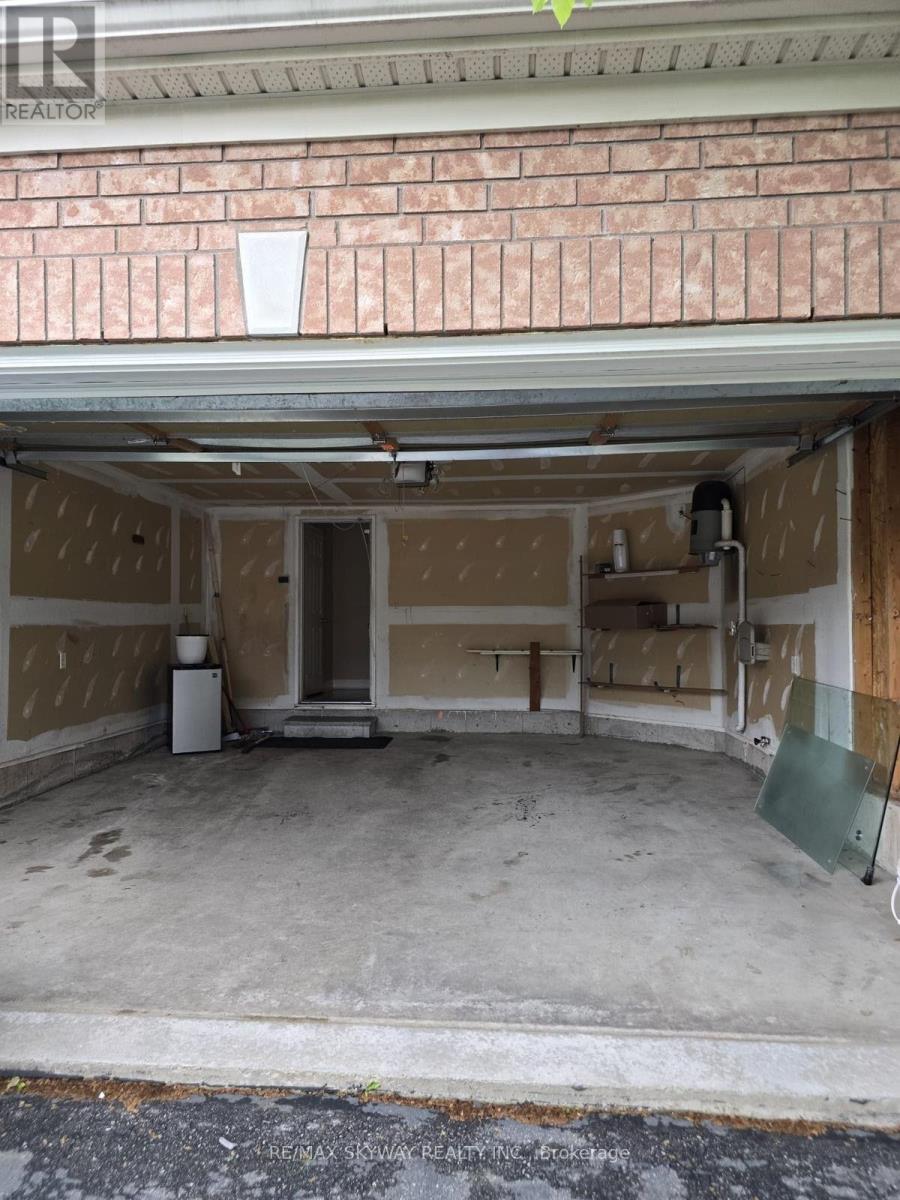 18 Long Meadow Road, Brampton, Ontario  L6P 2A2 - Photo 8 - W13644366