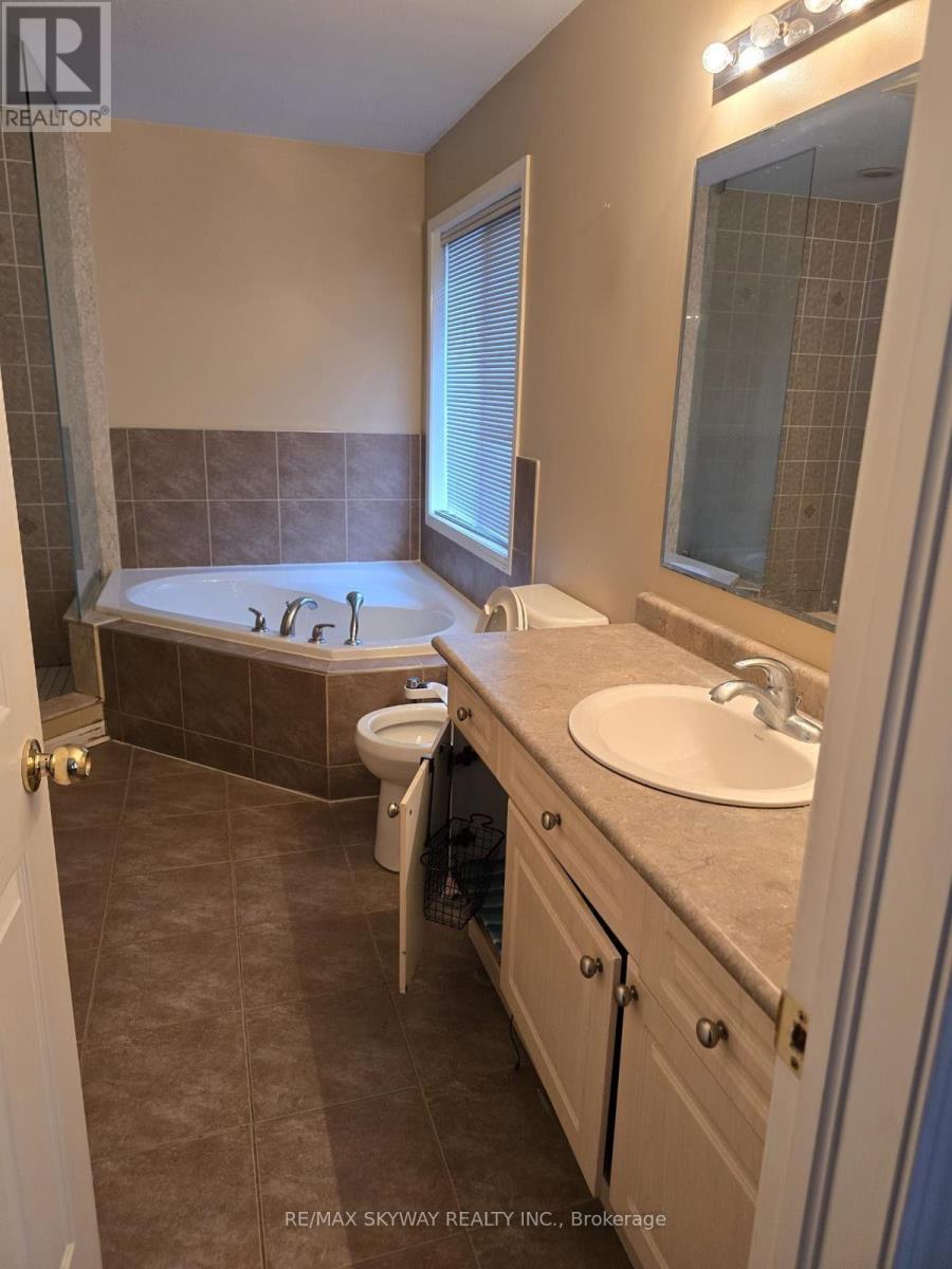 18 Long Meadow Road, Brampton, Ontario  L6P 2A2 - Photo 9 - W13644366