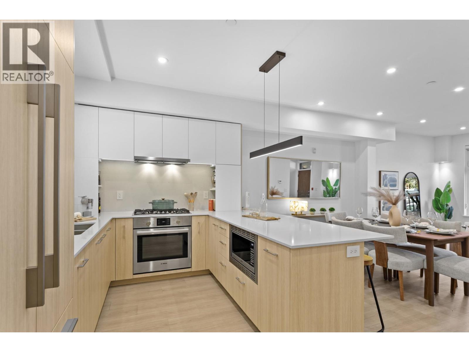 104 342 MOUNTAIN HIGHWAY, North Vancouver, British Columbia