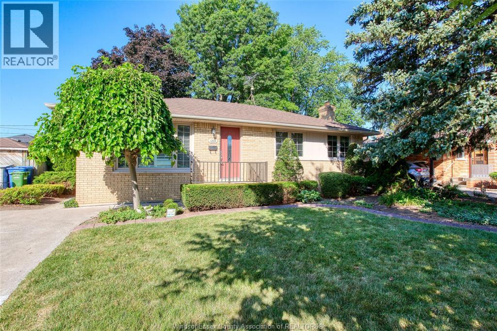 MLS# 26019036: 1233 MATTHEW BRADY BOULEVARD, Windsor, Canada