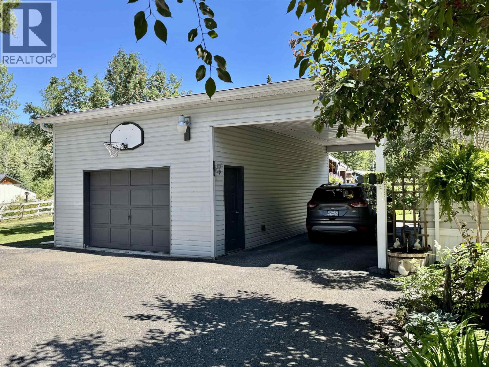 6485 Grey Crescent, Horse Lake, British Columbia  V0K 2E3 - Photo 2 - R3153289
