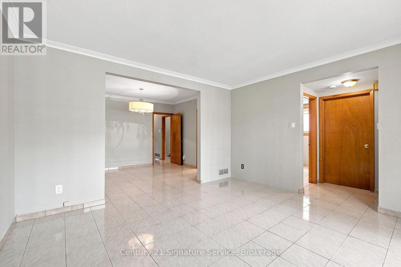 524 Silverthorn Avenue, Toronto, Ontario  M6M 3H7 - Photo 10 - W13623088