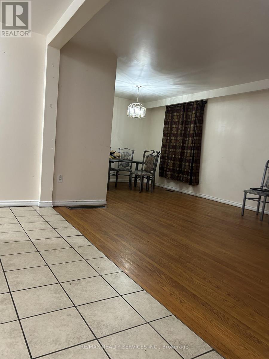 100 Sutherland Avenue, Brampton, Ontario L6V 2H7 - Photo 3 - W13644700