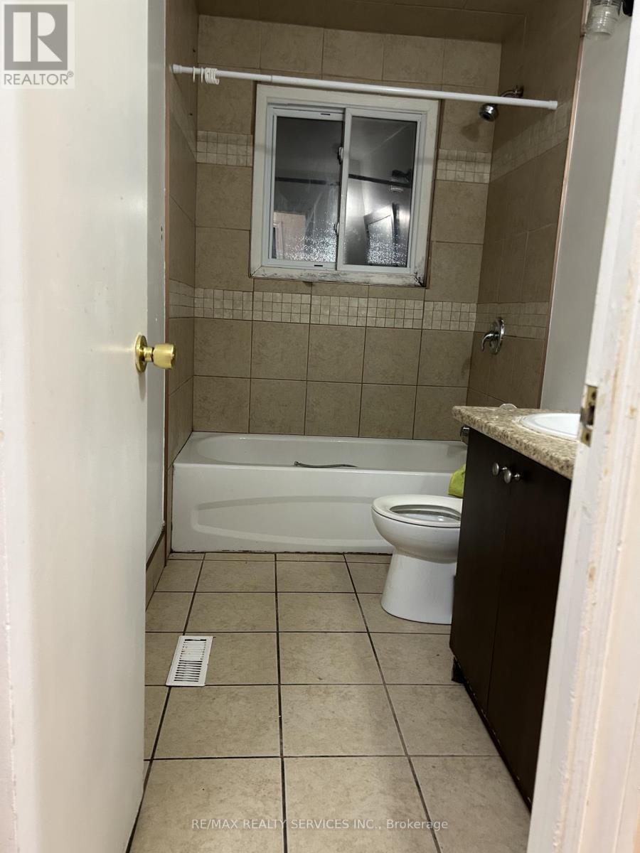 100 Sutherland Avenue, Brampton, Ontario L6V 2H7 - Photo 5 - W13644700