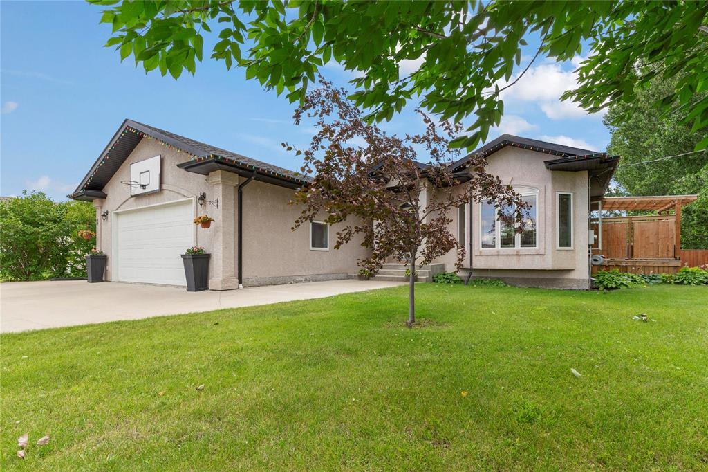 16 Abbey Lane, Steinbach, Manitoba R5G 2H3 - Photo 1 - 202619381