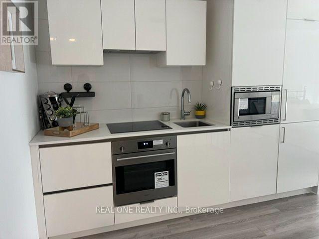 1607 - 238 SIMCOE STREET