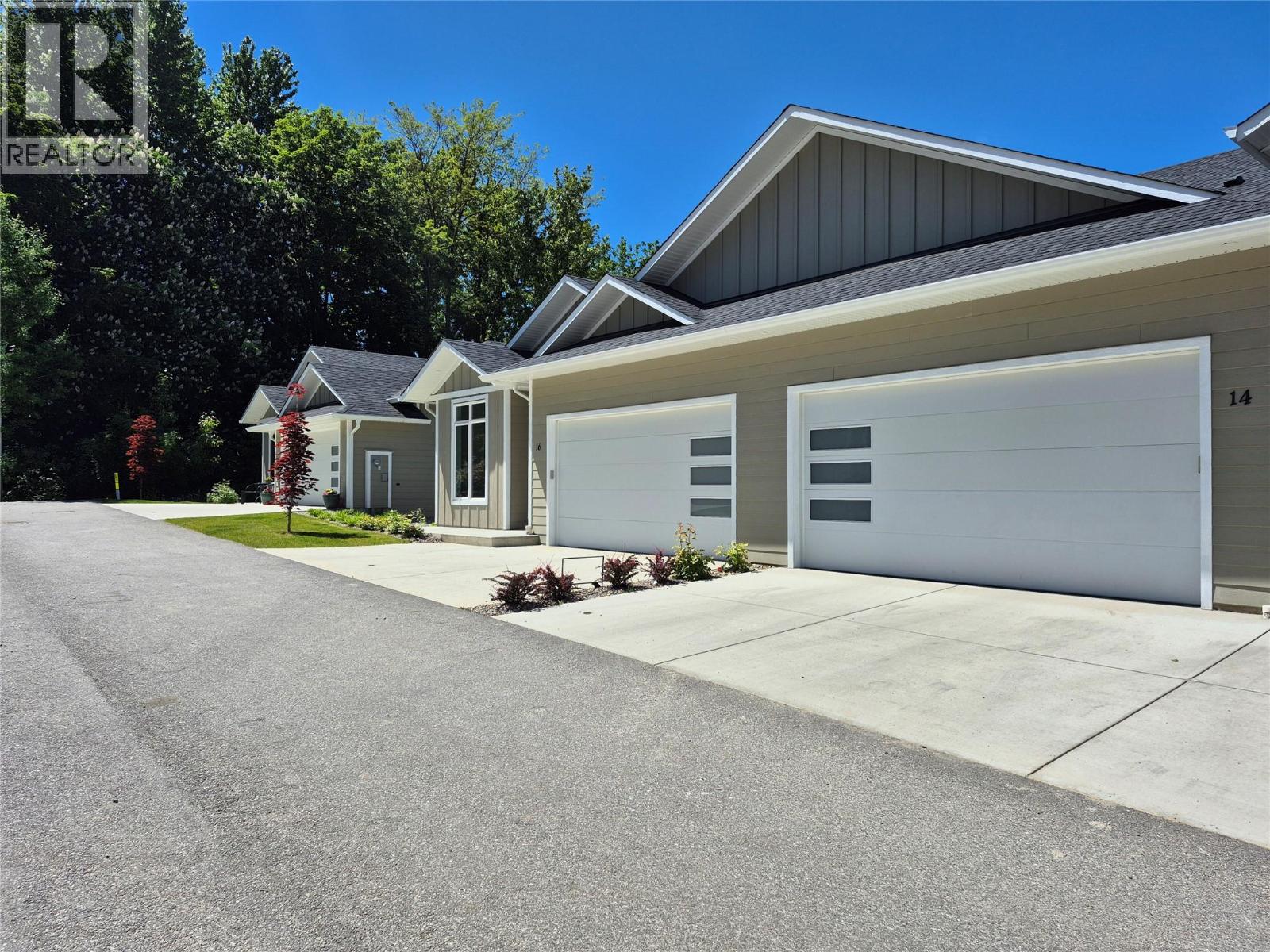 231 20 Street NE Unit# 1, Salmon Arm, British Columbia  V1E 2Z7 - Photo 3 - 10357769