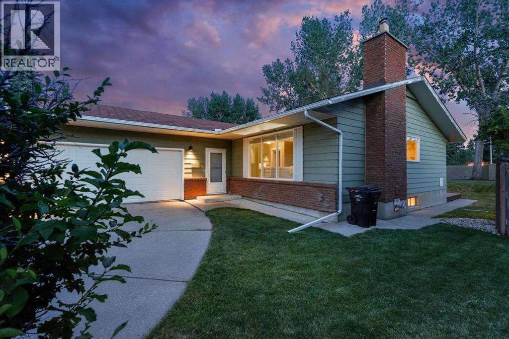 124 Oakmoor Place Sw, Calgary, Alberta  T2V 4A3 - Photo 2 - A2334613