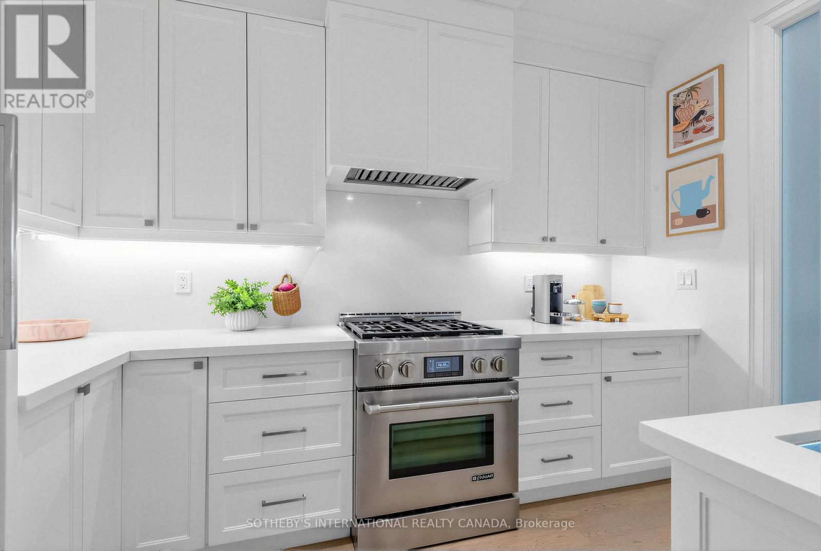 Th1 - 288 St Clair Avenue W, Toronto, Ontario  M4V 1S3 - Photo 11 - C13593406