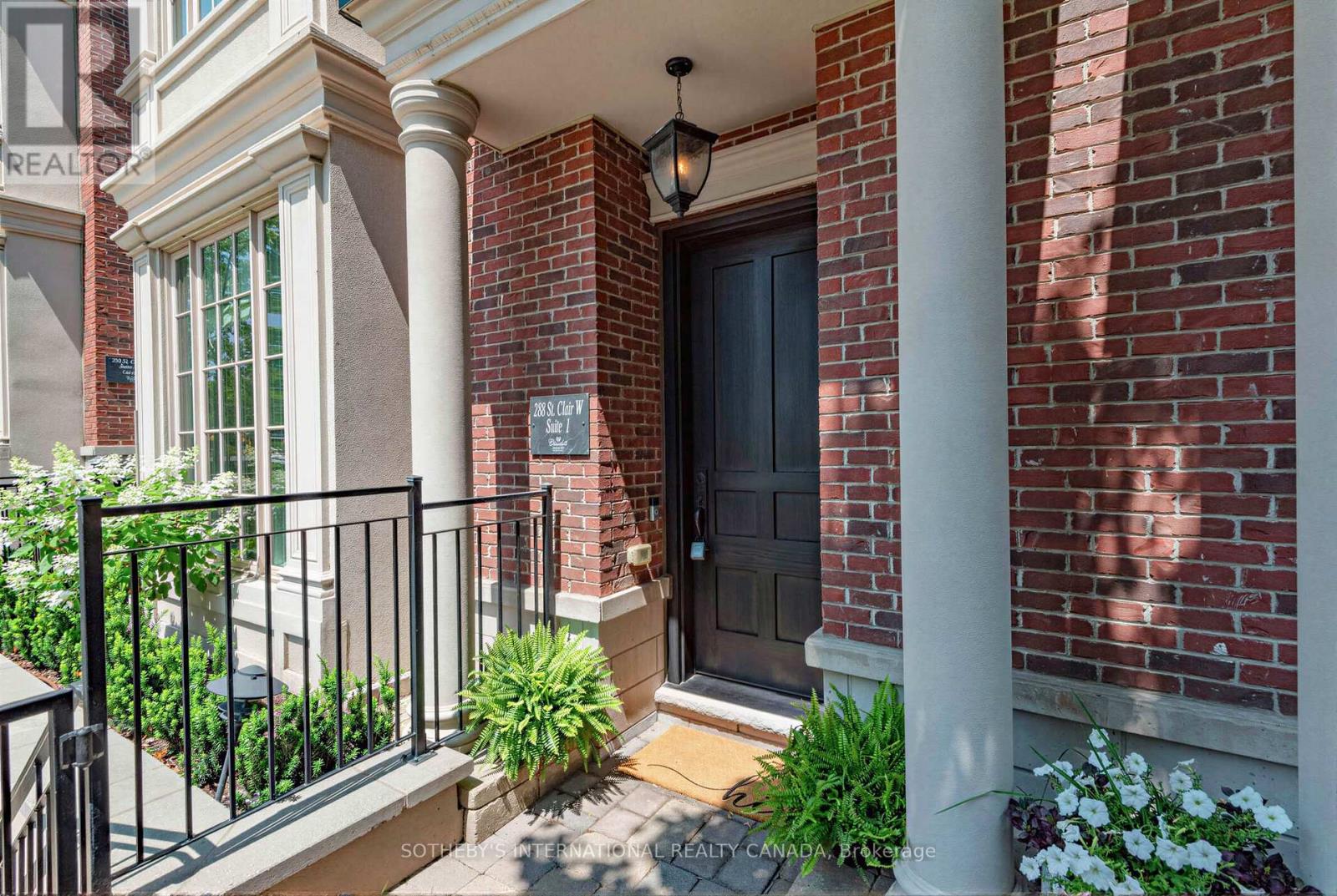Th1 - 288 St Clair Avenue W, Toronto, Ontario  M4V 1S3 - Photo 3 - C13593406
